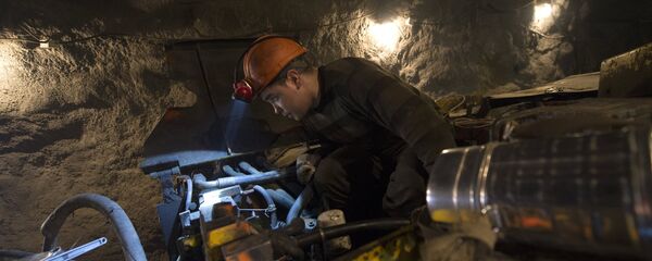 Архивное фото рабочего на подземном ремонтном участке на шахте золотоносного рудника Архивное фото рабочего на подземном ремонтном участке на шахте золотоносного рудника - Sputnik Казахстан