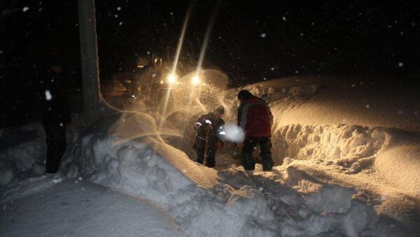Спасатели вытаскивают машину из снега - Sputnik Казахстан