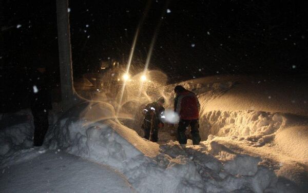 Спасатели вытаскивают машину из снега - Sputnik Казахстан