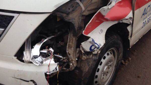 Архивное фото поврежденной машины корой помощи - Sputnik Казахстан