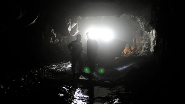 Архивное фото шахтеров в шахте - Sputnik Қазақстан