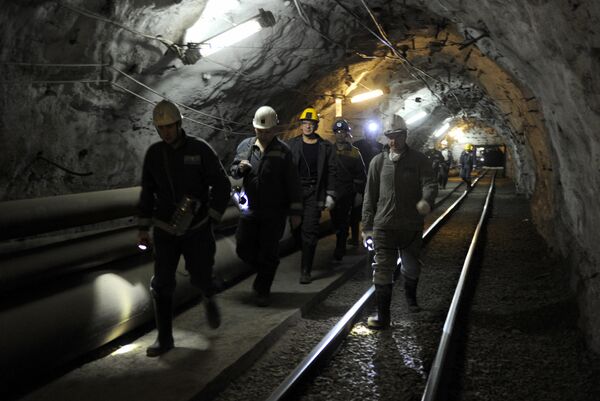 Уже много лет подряд профессия шахтера является одной из самых опасных. Работать в подземных тоннелях, в которых совершенно неожиданно может случиться обвал или выброс ядовитых газов, могут только очень сильные и отважные люди.  - Sputnik Казахстан