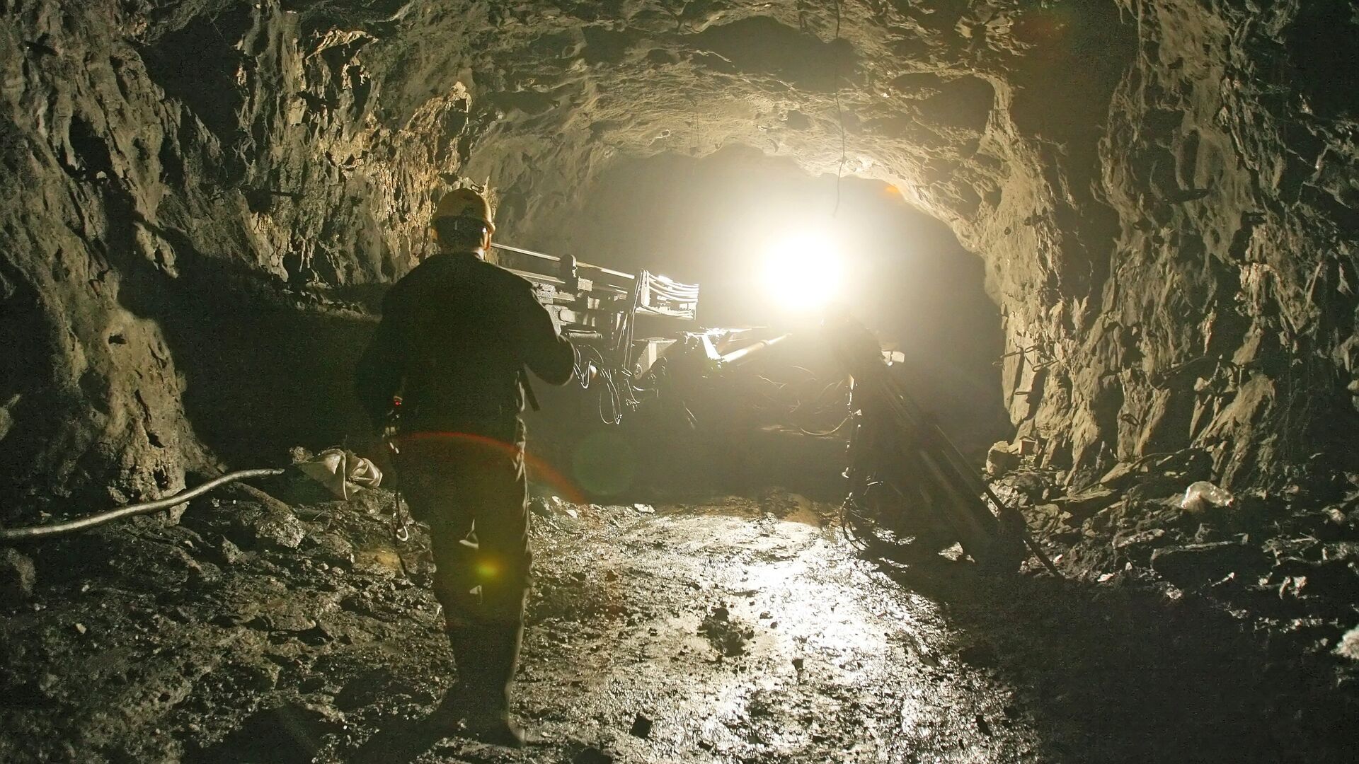 Архивное фото шахтера на руднике - Sputnik Казахстан, 1920, 29.11.2022