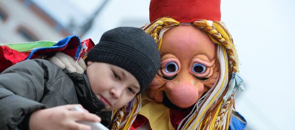 Архивное фото ребенка, фотографирующегося с ростовой куклой Архивное фото ребенка, фотографирующегося с ростовой куклой - Sputnik Казахстан