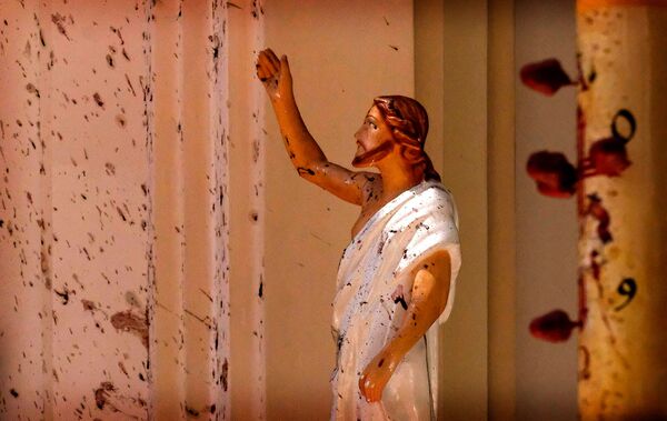 Пятна крови на статуе Иисуса Христа в церкви Святого Себастьяна после взрыва в Негомбо, к северу от Коломбо (21 апреля 2019). Шри-Ланка - Sputnik Казахстан