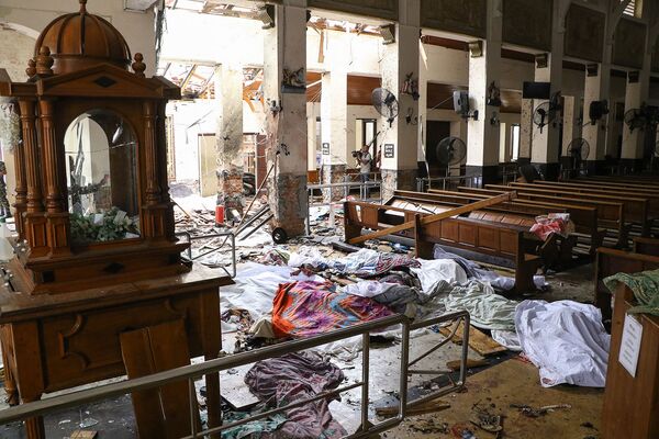 Прикрытые тела жертв взрыва в церкви Святого Антония в Коломбо (21 апреля 2019). Шри-Ланка - Sputnik Казахстан