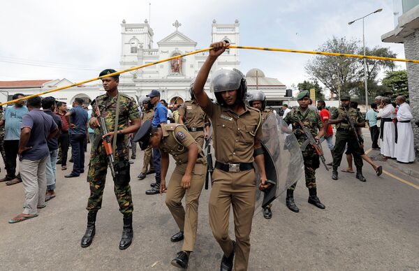 Военные Шри-Ланки стоят перед церковью Святого Антония после взрыва (21 апреля 2019). Коломбо - Sputnik Казахстан