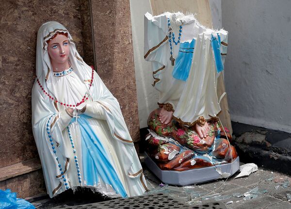 Разбитая после взрыва статуя Девы Марии перед святыней Святого Антония церкви Коччикаде в Коломбо (21 апреля 2019). Шри-Ланка - Sputnik Казахстан
