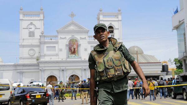 Солдат армии Шри-Ланки охраняет область вокруг святыни Святого Антония после взрыва в Коломбо (21 апреля 2019). Шри-Ланка - Sputnik Казахстан