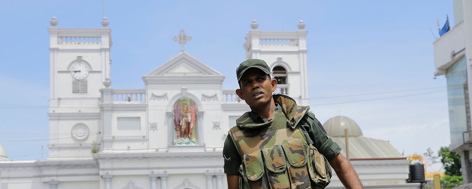 Солдат армии Шри-Ланки охраняет область вокруг святыни Святого Антония после взрыва в Коломбо (21 апреля 2019). Шри-Ланка - Sputnik Казахстан, 1920, 09.07.2022