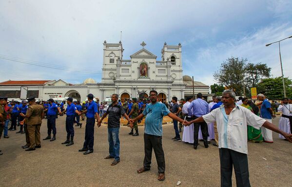 Солдаты армии Шри-Ланки охраняют область вокруг святыни Святого Антония после взрыва в Коломбо (21 апреля 2019). Шри-Ланка - Sputnik Казахстан