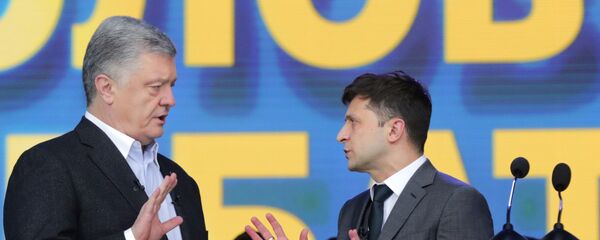Действующий президент Украины, кандидат в президенты Петр Порошенко (слева на первом плане) и кандидат в президенты от партии Слуга народа Владимир Зеленский Действующий президент Украины, кандидат в президенты Петр Порошенко (слева на первом плане) и кандидат в президенты от партии Слуга народа Владимир Зеленский - Sputnik Казахстан