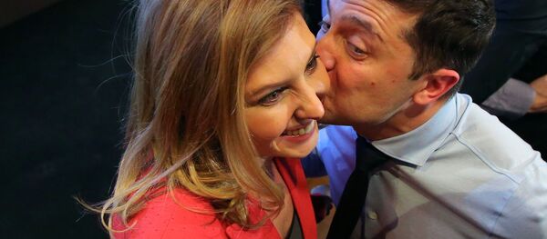 Кандидат в президенты Украины от партии Слуга народа Владимир Зеленский с супругой Еленой - Sputnik Казахстан