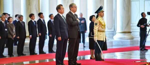 Президент Казахстана Касым-Жомарт Токаев и президент Кореи Мун Чжэ Ин во время встречи в Акорде Президент Казахстана Касым-Жомарт Токаев и президент Кореи Мун Чжэ Ин во время встречи в Акорде - Sputnik Казахстан