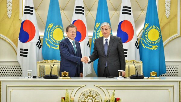 Президент Казахстана Касым-Жомарт Токаев и президент Кореи Мун Чжэ Ин - Sputnik Казахстан