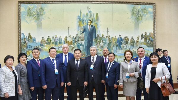 Делегаты съезда Nur Otan делают памятные снимки у картины с портретом первого президента Нурсултана Назарбаева - Sputnik Казахстан