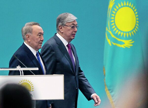 Первый президент Казахстана, Лидер нации Нурсултан Назарбаев (слева) и действующий президент Казахстана Касым-Жомарт Токаев - Sputnik Казахстан