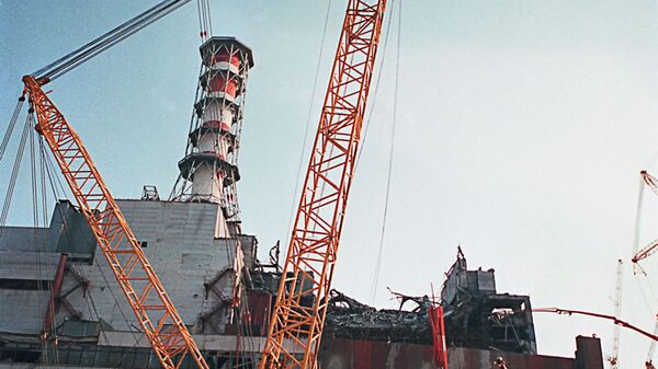 Разлом стены аварийного 4-го энергоблока на Чернобыльской АЭС - Sputnik Казахстан