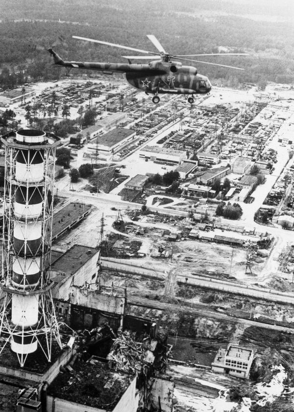 Тікұшақ Чернобыль АЭС апаттан соң радиологиялық өлшем жасауда  - Sputnik Қазақстан