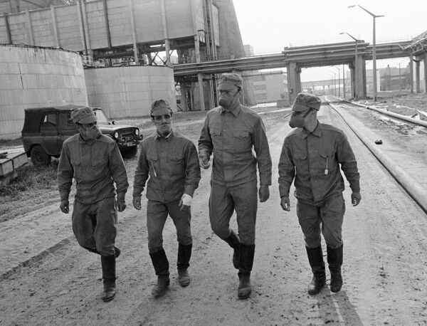 Члены подразделения, занимающегося дезактивацией территории Чернобыльской атомной электростанции, направляются на объект - Sputnik Казахстан