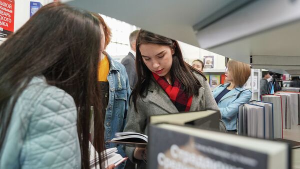 Посетители книжной выставки Eurasian Book Fair - Sputnik Казахстан