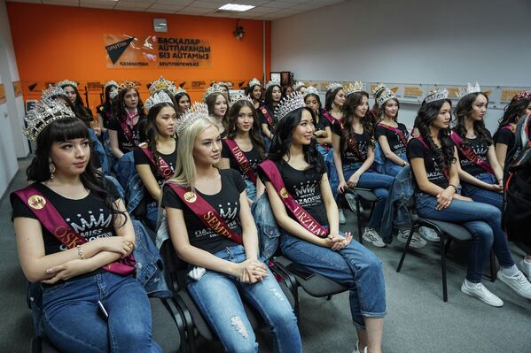 Участницы национального конкурса красоты Мисс Казахстан в пресс-центре Sputnik  - Sputnik Казахстан