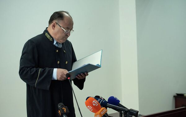 В специализированном межрайонном суде Алматы вынесли приговор бывшему депутату парламента Кыргызстана Дамирбеку Асылбек уулу и еще 11 подсудимым, признанным виновными в контрабанде - Sputnik Казахстан