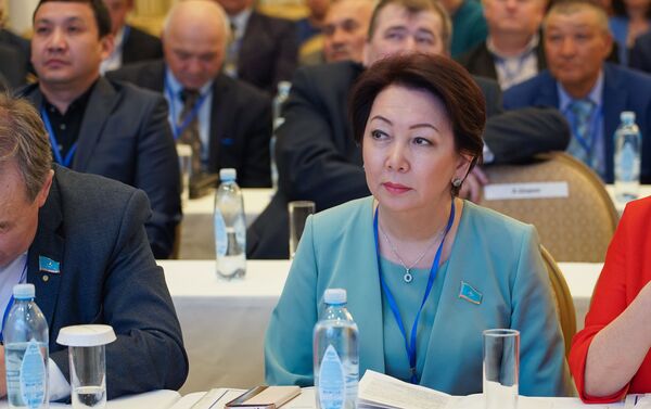 Единственная женщина-кандидат в президенты от партии Ак жол Дания Еспаева в последний месяц часто появляется в публичных местах в нарядах синих оттенков
 - Sputnik Казахстан