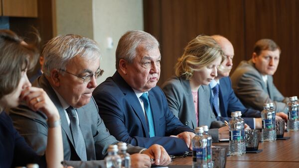 Специальный представитель президента России по Сирии Александр Лаврентьев (в центре) на встрече с делегацией Ирана - Sputnik Казахстан