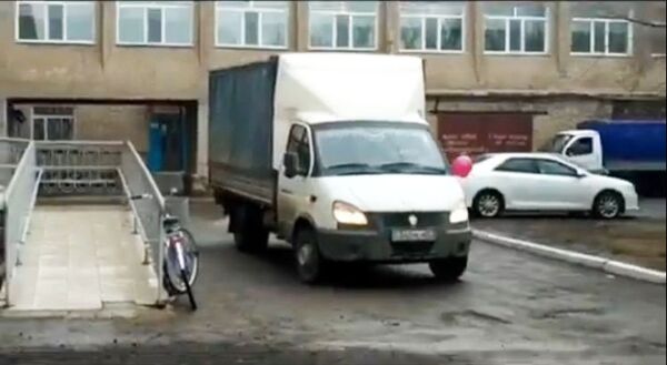 Дочь газелиста: кортеж из роддома растрогал жителей Кокшетау - Sputnik Казахстан