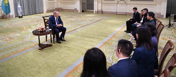 Нурсултан Назарбаев дает интервью китайским журналистам - Sputnik Казахстан