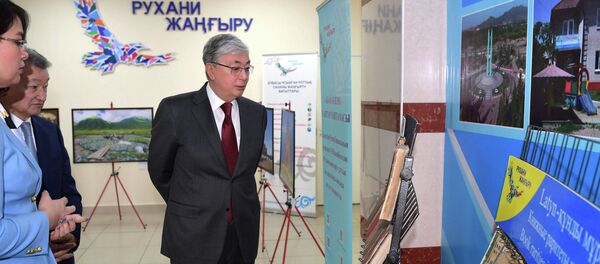 Касым-Жомарт Токаев в ходе встречи с общественностью Семея Касым-Жомарт Токаев в ходе встречи с общественностью Семея - Sputnik Казахстан