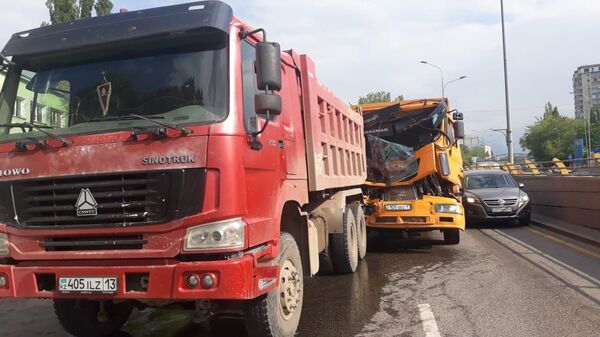 Крупное ДТП в Алматы: у грузовика отказали тормоза - Sputnik Казахстан