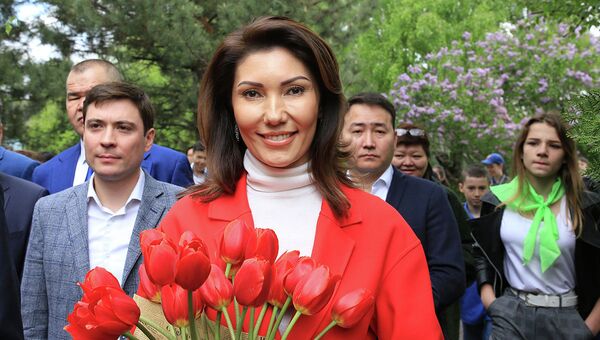 Алие Назарбаевой подарили тюльпаны, названные в честь Нурсултана Назарбаева  - Sputnik Казахстан
