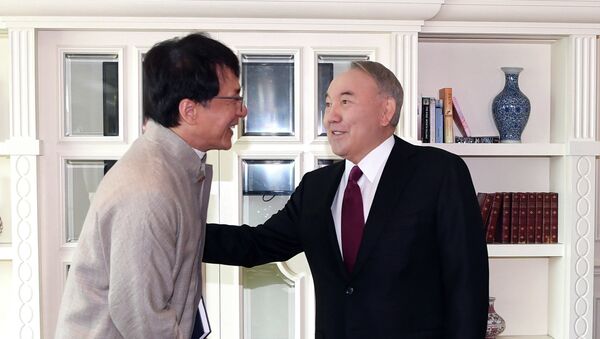 Елбасы Нурсултан Назарбаев встретился с известным актером Джеки Чаном - Sputnik Казахстан