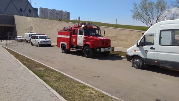 У входа во Дворец мира и согласия дежурит карета скорой помощи и спасатели пожарной службы - Sputnik Казахстан