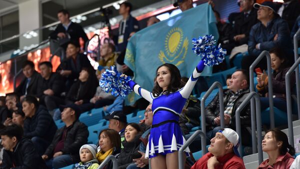 Болельщики на трибуне Барыс- арены, где проходят игры чемпионата мира по хоккею (первый дивизион) - Sputnik Казахстан