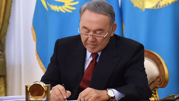 Нурсултан Назарбаев подписывает закон РК. Архивное фото - Sputnik Казахстан