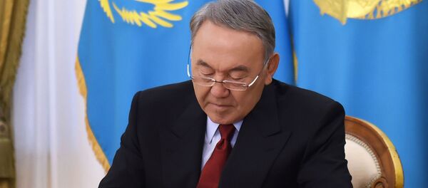 Нурсултан Назарбаев подписывает закон РК. Архивное фото - Sputnik Қазақстан