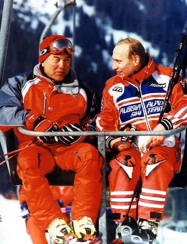 Архивное фото президента РК Нурсултана Назарбаева и главы РФ Владимира Путина на казахстанском горнолыжном курорте - Sputnik Казахстан