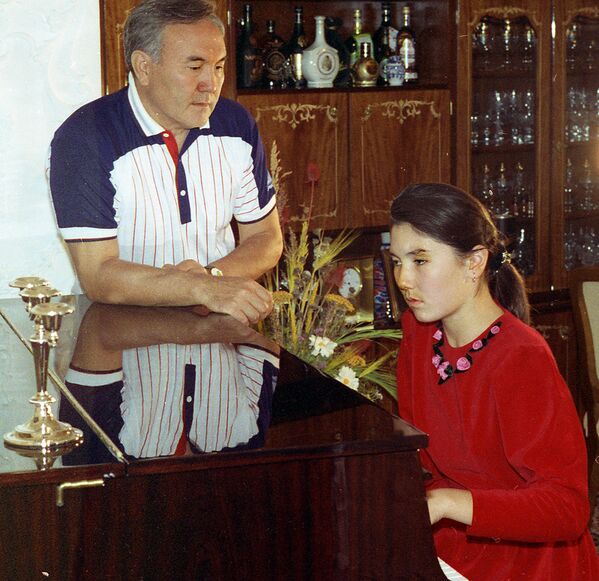Нурсултан Назарбаев с дочерью Алия - Sputnik Казахстан