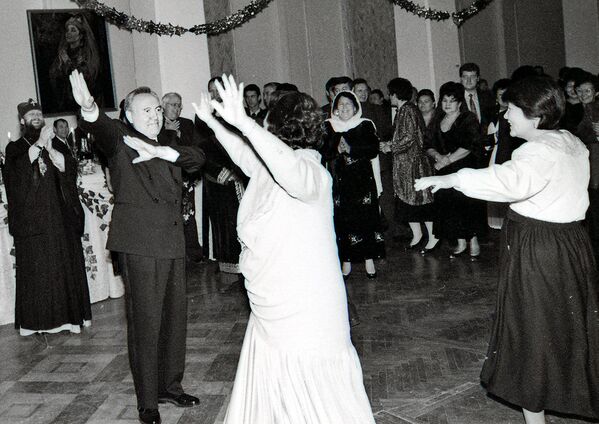 Нурсултан Назарбаев с супругой Сарой Алпысовной, танец - Sputnik Казахстан