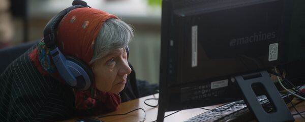 Архивное фото пенсионерки за компьютером - Sputnik Казахстан