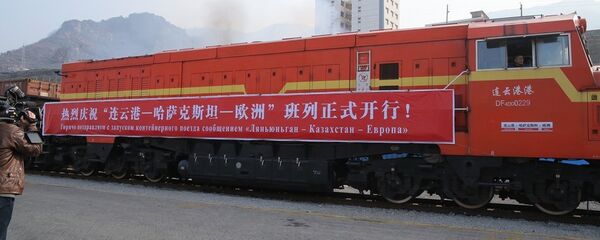 Первый контейнерный поезд сообщением Ляньюньгань-Дуйсбург Первый контейнерный поезд сообщением Ляньюньгань-Дуйсбург - Sputnik Казахстан