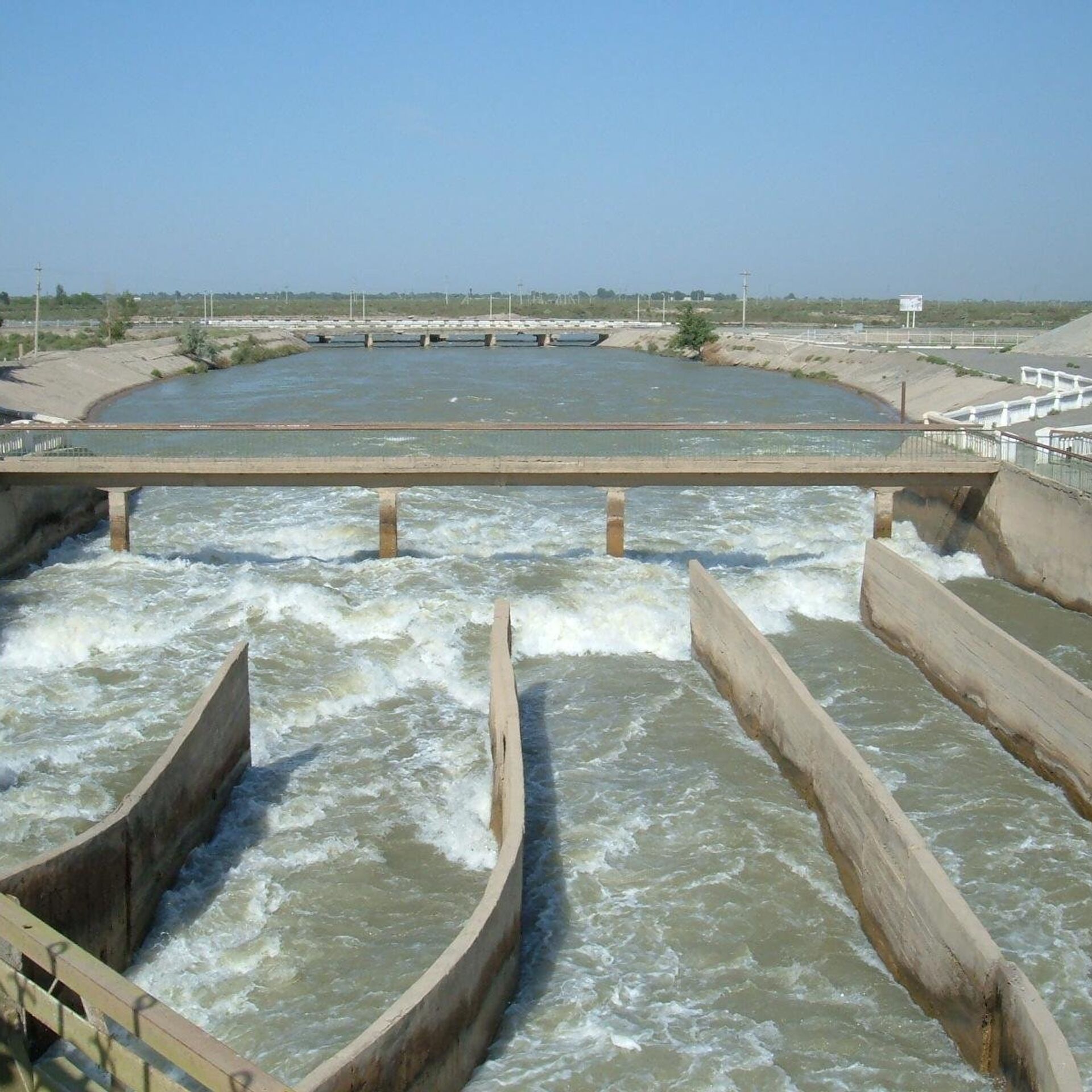 Ага сулар. Каттакурганское водохранилище Узбекистан. Шардаринское водохранилище плотина. Оросительные каналы Узбекистана. Кокаральская плотина.