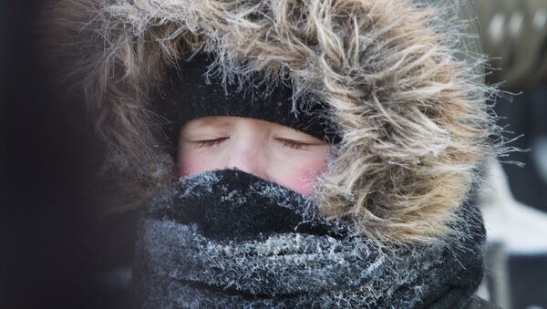 Архивное фото мальчика на прогулке в морозный день  - Sputnik Казахстан