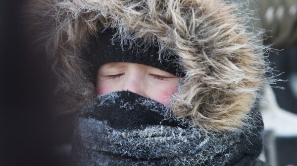Архивное фото мальчика на прогулке в морозный день  - Sputnik Казахстан