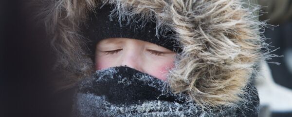 Аязды күні серуендеп жүрген баланың архивтегі фотосы Аязды күні серуендеп жүрген баланың архивтегі фотосы - Sputnik Қазақстан