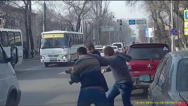 Скриншот с видео драки между водителями в Алматы - Sputnik Казахстан