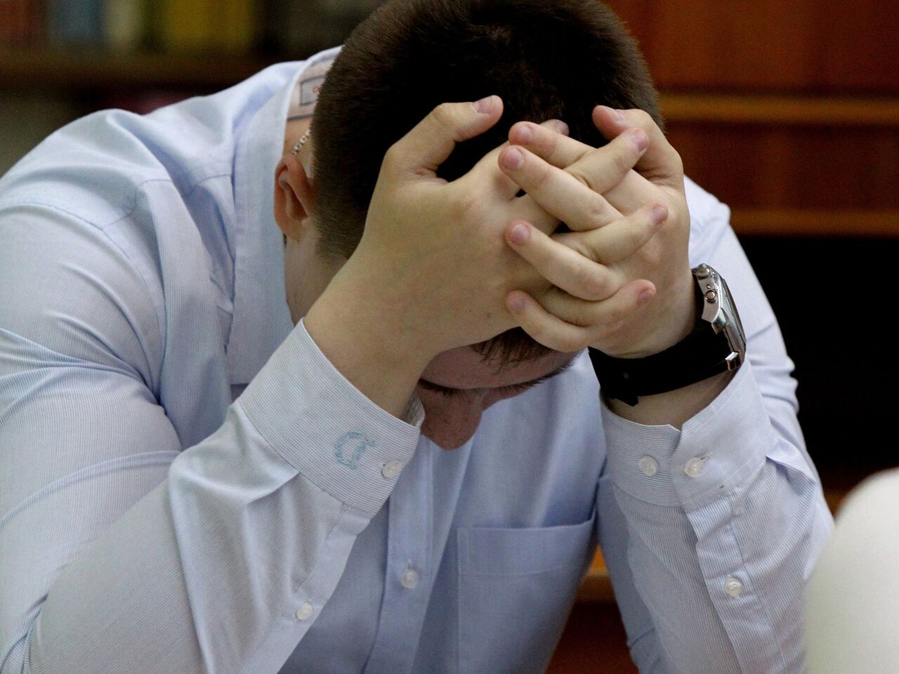 Басы жоқ телефоннан алынған жалаңаш кеуденің үй фотосы.